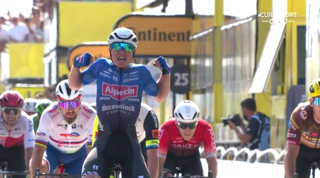 Jasper Philipsen à l'arrivée de la 4e étape du Tour de France, persuadé d'avoir gagné.