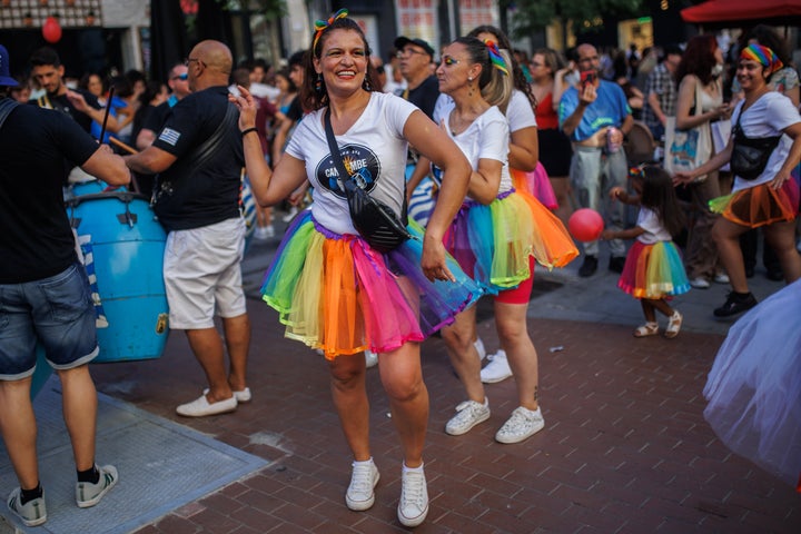 Varias personas bailan en Chueca durante el Orgullo 2022