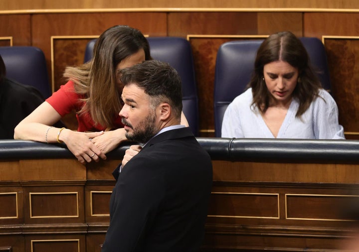 El portavoz de (ERC) en el Congreso, Gabriel Rufián, junto a la ministra de Igualdad, Irene Montero, y la ministra de Derechos Sociales, Ione Belarra.