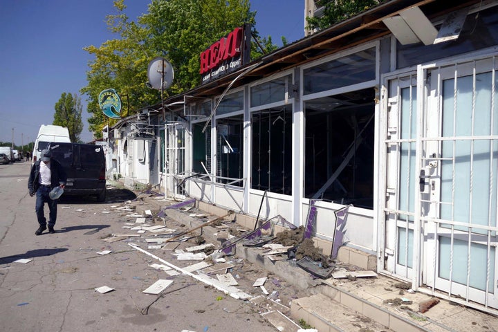 Mercado local bombardeado en la región de Odesa, Ucrania.