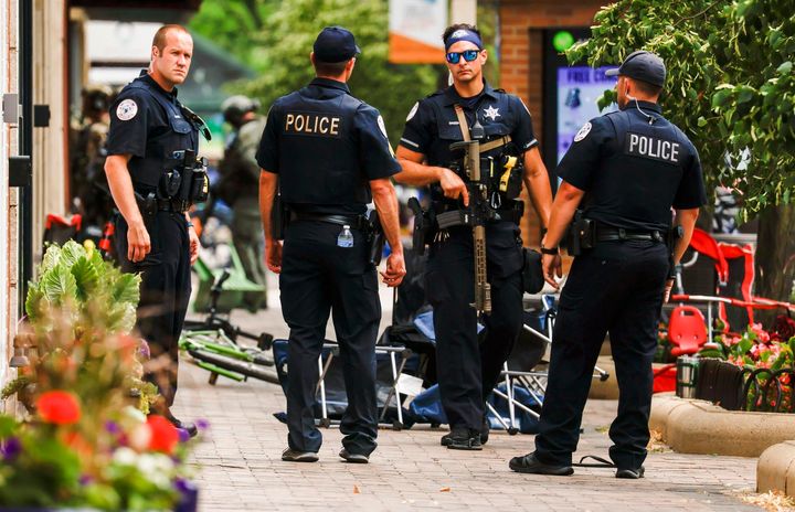 Varios policías en el lugar del tiroteo en Highland Park, Illinois, el 4 de julio.