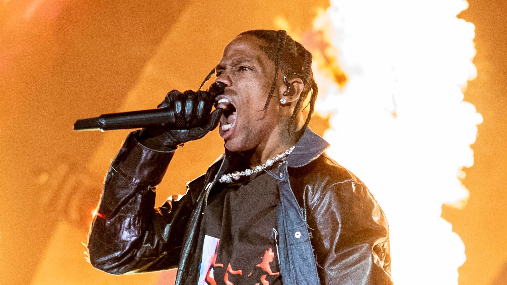 Travis Scott Pauses Show As Fans Climb On Venue Structure Travis Scott Pauses Show As Fans Climb On Venue Structure