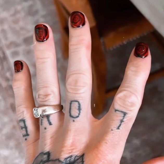 ロサンゼルスのネイルアーティスト、キム・チャン氏が施した、マルーン5のリードシンガー、アダム・ラヴィーンのネイル。