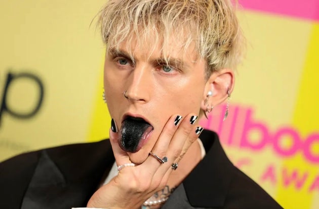 2021年ビルボード・ミュージックアワードでのマシンガン・ケリー