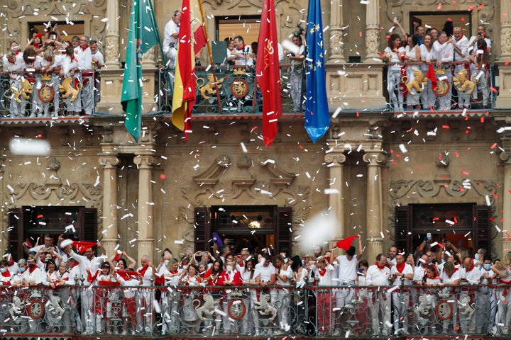 GRAF4118. PAMPLONA, 06/07/2022.- El exfutbolista, Juan Carlos Unzué (arriba) da el chupinazo desde el balcón del Ayuntamiento en la Plaza Consistorial de Pamplona este miércoles dando comienzo a los Sanfermines 2022. EFE/Villar López