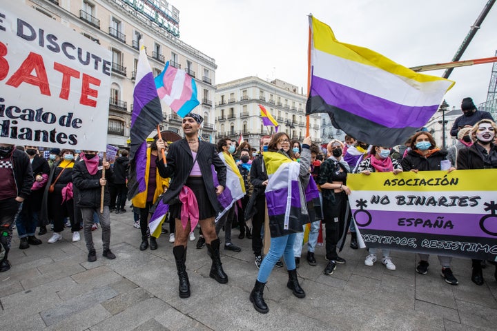 Protestas de activistas no binaries en la Puerta del Sol de Madrid.