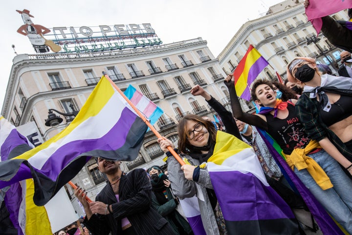 Activistas no binaries en una manifestación en la Puerta del Sol.