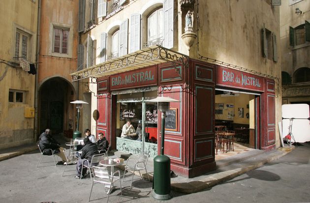 Vue partielle, prise le 20 janvier 2006 au studio de la Belle de Mai à Marseille, du bar Le Mistral et de la place Mistral.