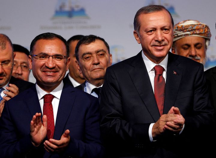 Ο Τούρκος Πρόεδρος Ταγίπ Ερντογάν φωτογραφίζεται με τον Τούρκο υπουργό Δικαιοσύνης Μπεκίρ Μποζντάγ κατά τη διάρκεια του Διεθνούς Συνεδρίου Νομικής της Κωνσταντινούπολης στην Κωνσταντινούπολη, Τουρκία, 17 Οκτωβρίου 2016.