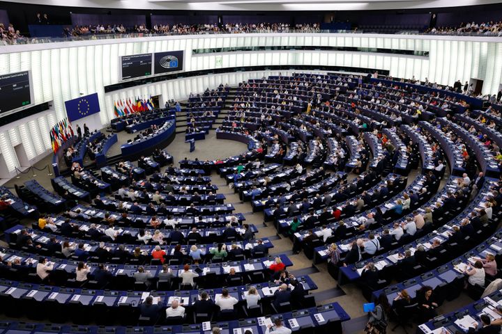 Οι Ευρωπαίοι νομοθέτες συγκεντρώνονται για να ψηφίσουν στο Ευρωπαϊκό Κοινοβούλιο, την Τετάρτη 6 Ιουλίου 2022 στο Στρασβούργο, στην ανατολική Γαλλία. Οι νομοθέτες της Ευρωπαϊκής Ένωσης υποστηρίζουν το σχέδιο να συμπεριλάβει το φυσικό αέριο και την πυρηνική ενέργεια ως βιώσιμες δραστηριότητες