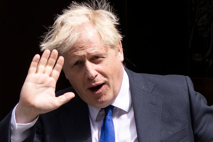 Boris Johnson saluda a su salida de Downing Street
