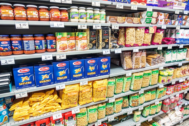 Estantes de pasta en un supermercado.
