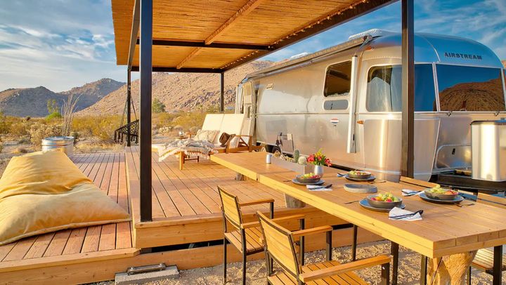 Spend some time in the great outdoors at this Airstream Airbnb in Joshua Tree, California. Take in amazing desert views that are just perfect for glamping.