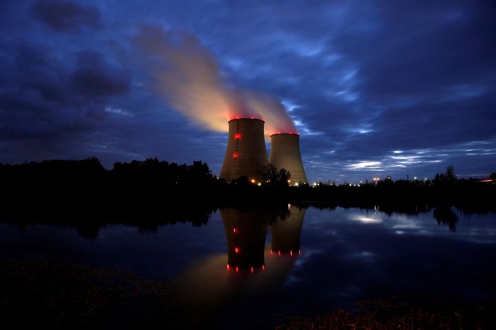 Ατμός υψώνεται από την τεράστια μονάδα ψύξης της Electricite de France (EDF) που παράγει πυρηνική ενέργεια στην Belleville-sur-Loire. Γαλλία, Οκτώβριος 2021. REUTERS/Benoit Tessier/