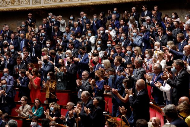 (Photo des membres du parlement applausissant à l'hommage aux militaires tombés au combat le 6 juillet 2022. Par REUTERS/Benoit Tessier)