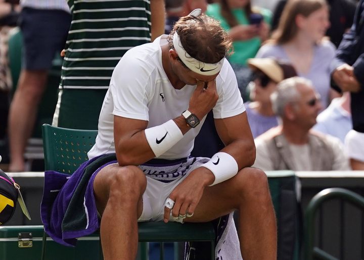 Rafael Nadal tras recibir tratamiento por molestias físicas en su partido de cuartos de Wimbledon. (Photo by Adam Davy/PA Images via Getty Images)