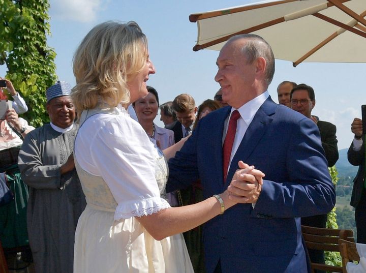 Ο Ρώσος Πρόεδρος Βλαντιμίρ Πούτιν, ενώ χορεύει βαλς με την τότε υπουργό Εξωτερικών της Αυστρίας, Κάριν Κνάισλ, στον γάμος της με τον επιχειρηματία Βολφγκανγκ Μέλινγκερ, τον Αύγουστο του 2018.