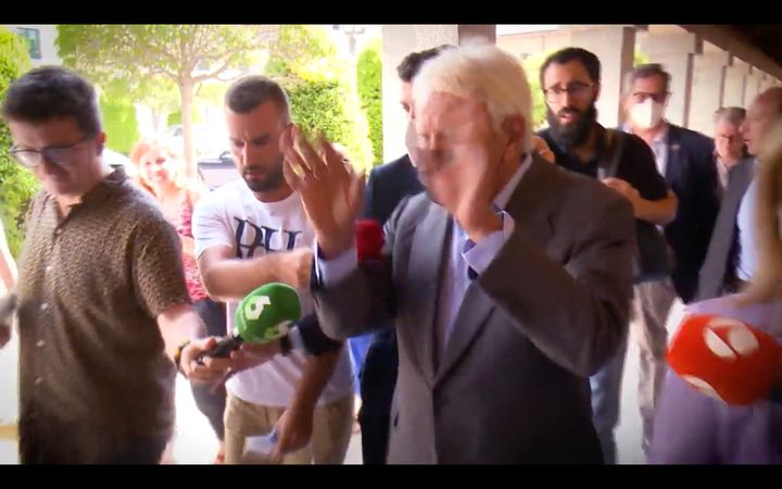 Felipe González responde a los medios.