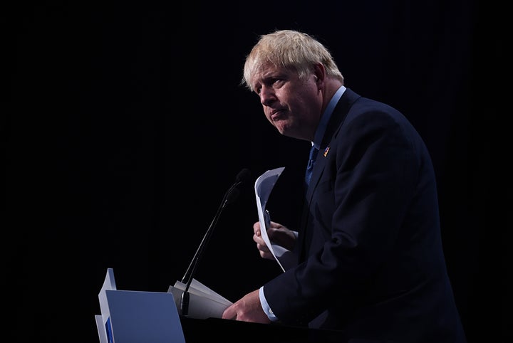 Boris Johnson agarra unos papeles en la reciente cumbre de la OTAN