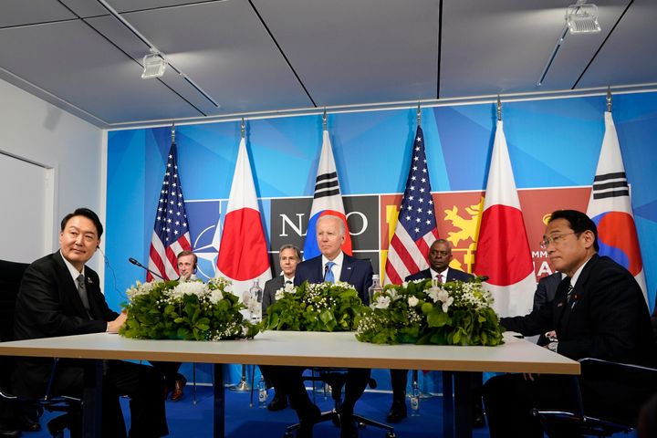 Σύνοδος του ΝΑΤΟ 29 Ιουνίου 2022 Ο Μπάιντεν με τον πρόεδρο της Νότιας Κορέας (αριστερά) και τον πρωθυπουργό της Ιαπωνίας (δεξιά)