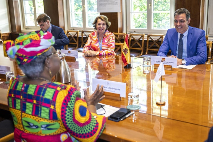 Pedro Sánchez en una reunión en Ginebra con la directora general de la OMC, Ngozi Okonjo-Iweala.