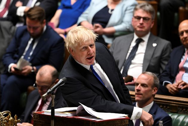 Boris Johnson refuse de démissionner et limoge un de ses ministres