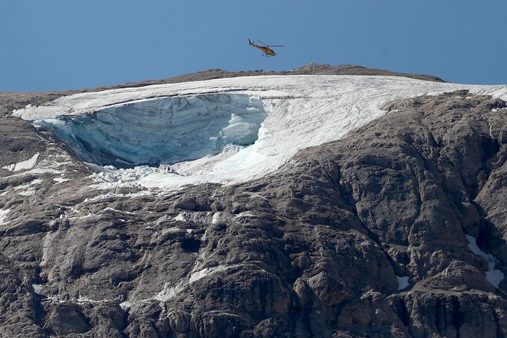 Un helicóptero sobrevuela el lugar donde se originó el desprendimiento del glaciar de la Marmolada, en los Alpes italianos.
