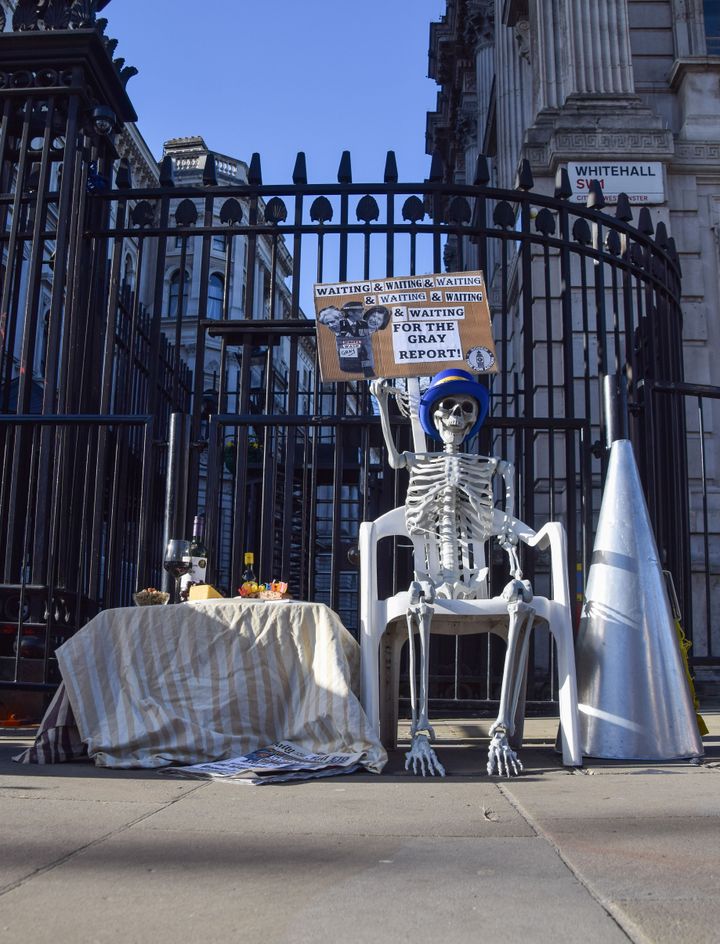 Λονδίνο 31 Ιανουαρίου 2022. Ένας πλαστικός σκελετός κάνει ...πάρτι έξω από την Ντάουνιγκ Στριτ γευματίζει με κρασιά και τυριά, στο πλαίσιο διαμαρτυρίας με στόχο τότε τον Μπόρις Τζόνσον. (Photo by Vuk Valcic/SOPA Images/LightRocket via Getty Images)