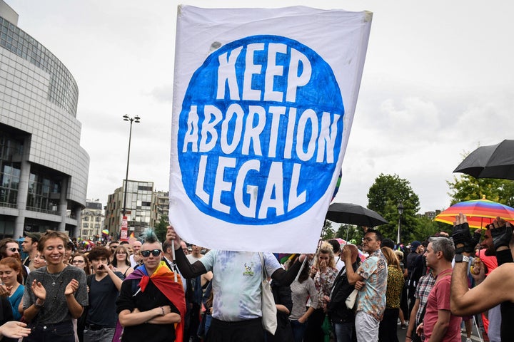 Una pancarta que reza 'mantén el aborto legal'.