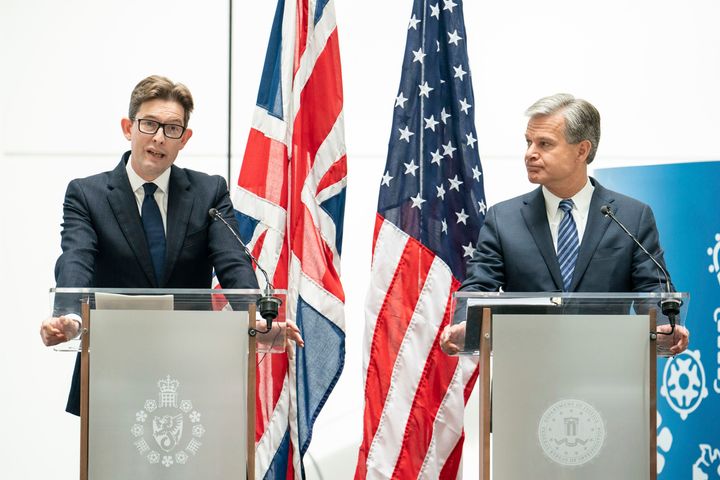Ο γενικός διευθυντής της MI5 Ken McCallum, αριστερά, και ο διευθυντής του FBI Christopher Wray παρευρίσκονται σε κοινή συνέντευξη Τύπου στα κεντρικά γραφεία της MI5, στο κέντρο του Λονδίνου, Τετάρτη 6 Ιουλίου 2022.