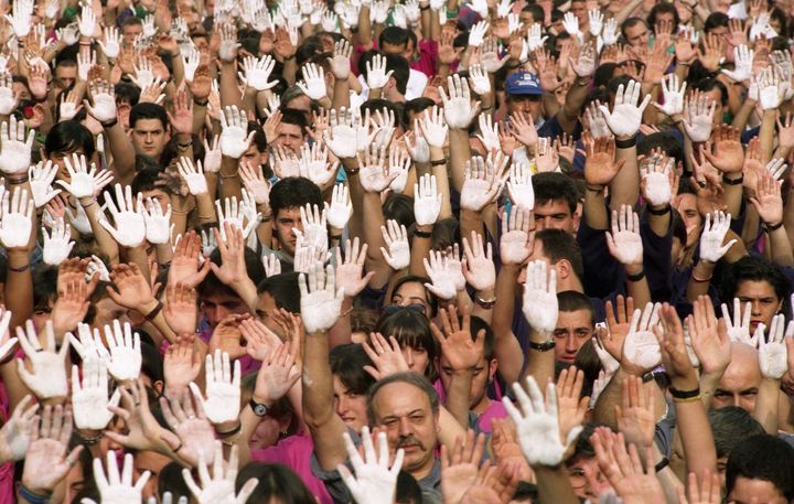 Una multitud con las manos blancas se manifiesta contra el terrorismo tras el asesinato de Miguel Ángel Blanco.