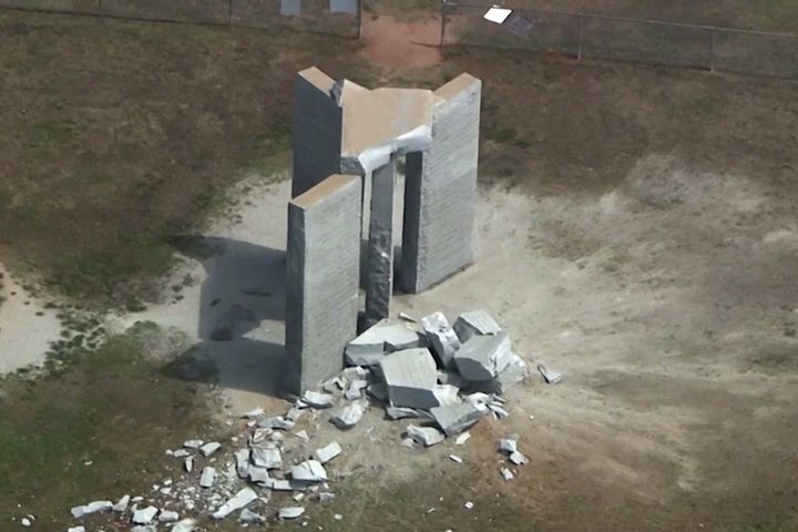 Ερείπια γύρω από τους Guidestones της Τζόρτζια μετά από μια έκρηξη στο Έλμπερτον, Τζόρτζια, ΗΠΑ, 6 Ιουλίου 2022. Εικόνα από βίντεο.