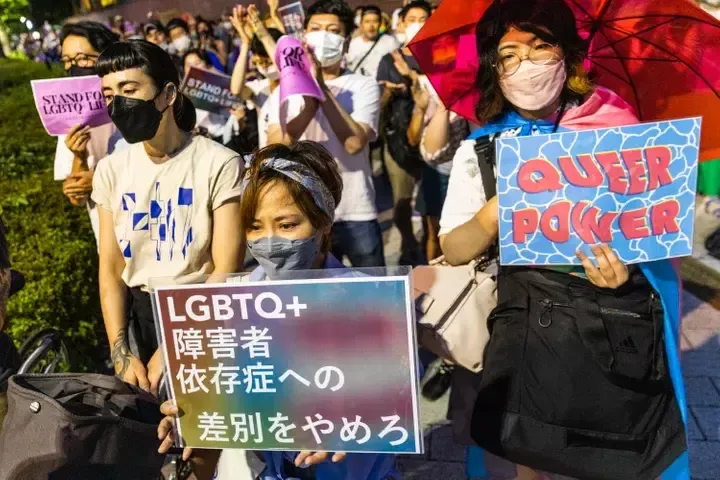 自民党議員が参加する会合で性的マイノリティに差別的な内容の冊子が配布されたことに対する抗議の参加者たち（2022年7月、東京・永田町の自民党本部前）