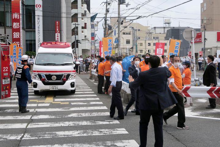 Ταραγμένοι περαστικοί, αμέσως μετά την επίθεση. (Kyodo News via AP)