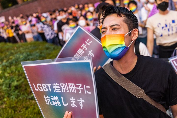 自民党議員が参加する会合で性的マイノリティに差別的な内容の冊子が配布されたことに対する抗議の参加者たち（2022年7月、東京・永田町の自民党本部前）