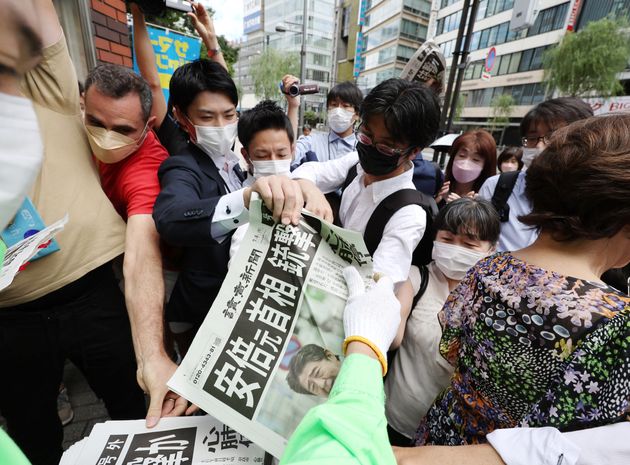 安倍晋三元首相が銃撃されたことを伝える新聞の号外＝7月8日午後、東京都中央区