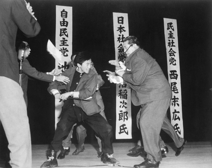 1960年には浅沼稲次郎・社会党委員長が17歳の少年に刺殺される事件が起きた