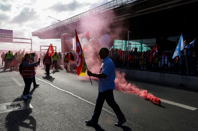 Des employés de l'aéroport Roissy Charles De Gaulle (CDG) manifestent sur leur lieu de travail, au nord de Paris, le 9 juin, 2022. (Photo Geoffroy Van der Hasselt / AFP)