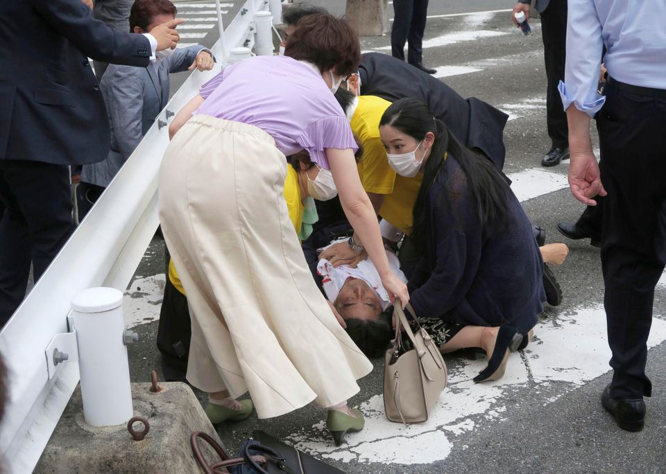 Sanitarios tratan de salvar la vida del ex primer ministro de Japón, Shinzo Abe.