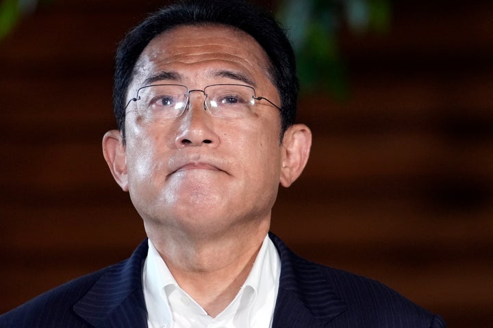 Le Premier ministre japonais Fumio Kishida s'adresse aux médias à la résidence officielle du Premier ministre le 8 juillet 2022 à Tokyo, au Japon.