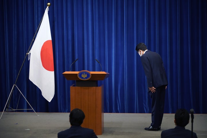 L'ancien Premier ministre japonais Shinzo Abe s'incline devant le drapeau national au début d'une conférence de presse à la résidence officielle du Premier ministre à Tokyo, au Japon, le 28 août 2020. Abe a annoncé sa démission en raison de problèmes de santé.