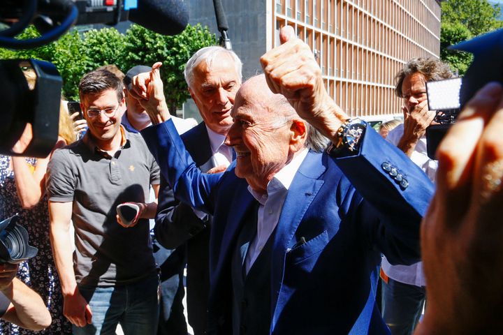 Ο πρώην πρόεδρος της FIFA, Σεπ Μπλάτερ, μπροστά στα μέσα ενημέρωσης αμέσως μετά την αθώωση του από το Ελβετικό Ομοσπονδιακό Ποινικό Δικαστήριο στην Μπελιντσόνα, στις 8 Ιουλίου 2022.