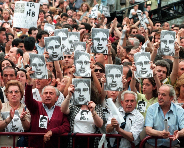 Manifestación en la Puerta del Sol en Madrid el 14 de julio de 1997, un día después del asesinato de Miguel Ángel Blanco