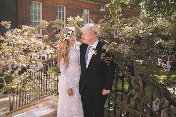 Ο Μπόρις και η Κάρι Τζόνσον στον κήπο της πρωθυπουργικής κατοικίας στον αριθμό 10 της Ντάουνιγκ Στριτ, μετά τον γάμο τους στο Λονδίνο στις 29 Μαϊου 2021. Rebecca Fulton/Pool via REUTERS