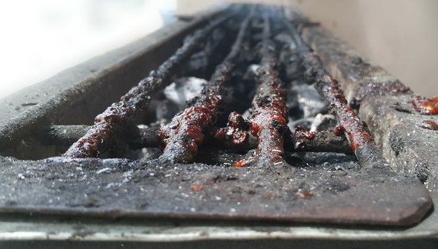 Nettoyer la grille d’un barbecue avant une saison d’utilisation intensive (comme l’été) et procéder à des nettoyages plus espacés pendant cette période d’activité intense est utile à plusieurs égards.