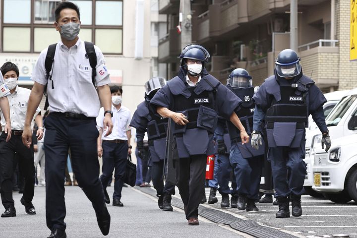 Οι αστυνομικοί φτάνουν στην κατοικία του υπόπτου που πιστεύεται ότι πυροβόλησε τον πρώην πρωθυπουργό της Ιάπωνας Σίνζο Άμπε, στη Νάρα της Ιαπωνίας στις 8 Ιουλίου 2022.
