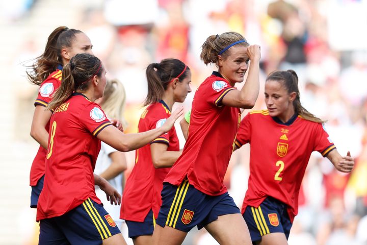 Irene Paredes celebra el primer gol de España
