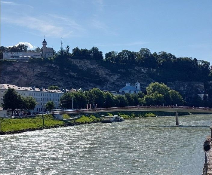 Ο ποταμός Σάλτσαχ δεσπόζει. Προέρχεται από τη γερμανική λέξη Σαλτς (Salz) που σημαίνει αλάτι. Μέχρι τον 19ο αιώνα η μεταφορά αλατιού στον ποταμό αποτελούσε σημαντικό μέρος της τοπικής οικονομίας.