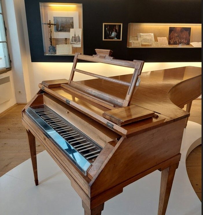 Το πιάνο του Μότσαρτ και στο φόντο η παρτιτούρα του κύκνειου άσματός του, του Ρέκβιεμ. 