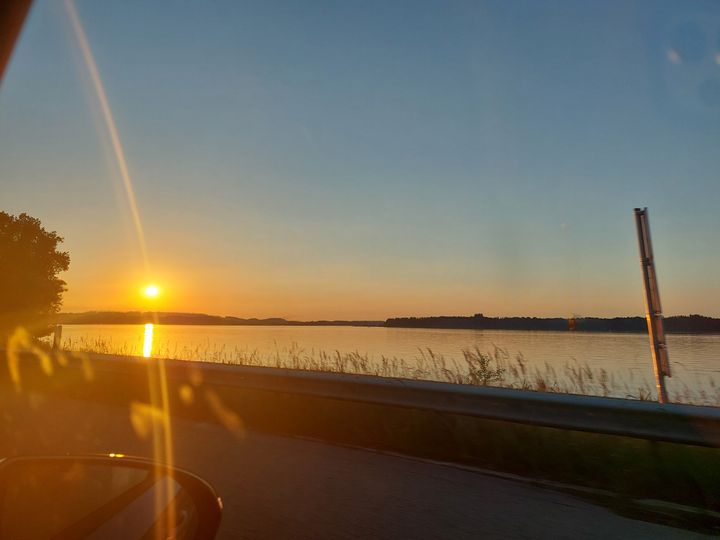 Ηλιοβασίλεμα στην λίμνη Κίμζεε. 